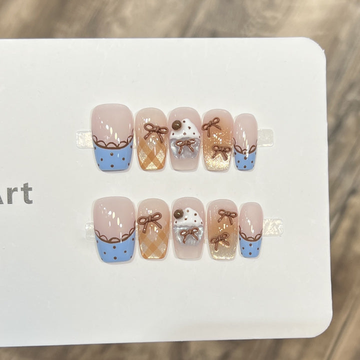 Dekoratives Press-On Nagelkunst Set mit charmanten Schleifenakzenten Karnz