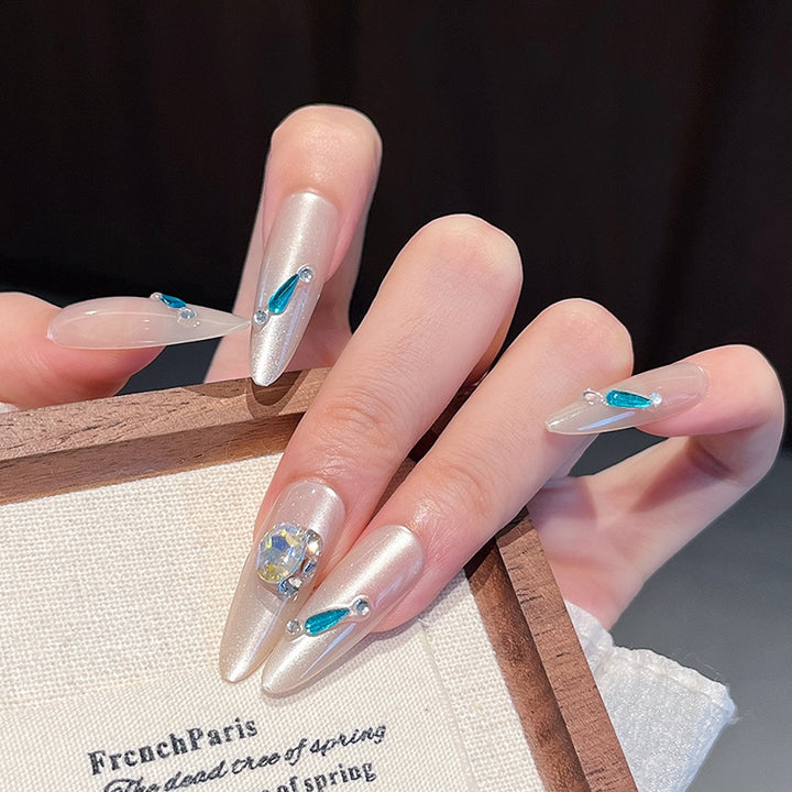 Kristallverzierte Nagelkunstverlängerungen Karnz