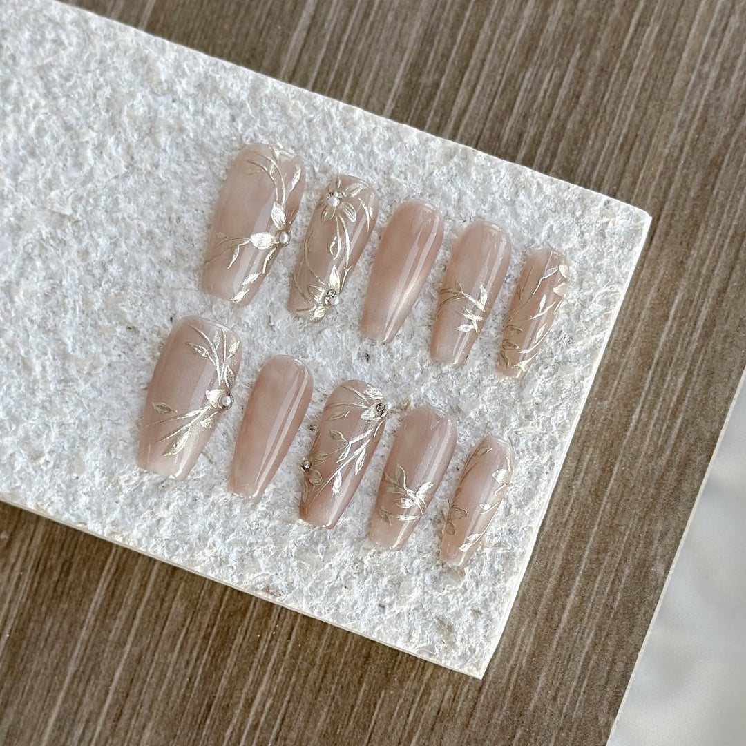 Elegantes Blumenschmuck Press-On Nagelkunstset