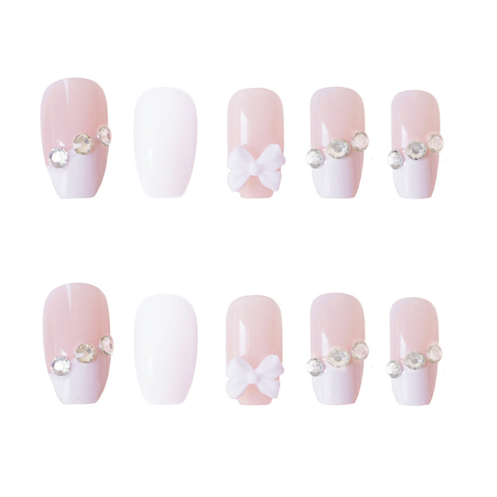 Elegante Press-On Nagelset mit dekorativen floralen Akzenten