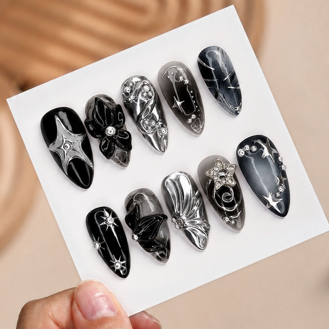 Kunstnagelset mit glamoureusen Designs und einzigartigen 3D-Elementen Karnz