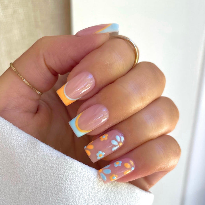 Kunstnagelset mit kreativen floralen Designs und elegantem French-Finish Karnz