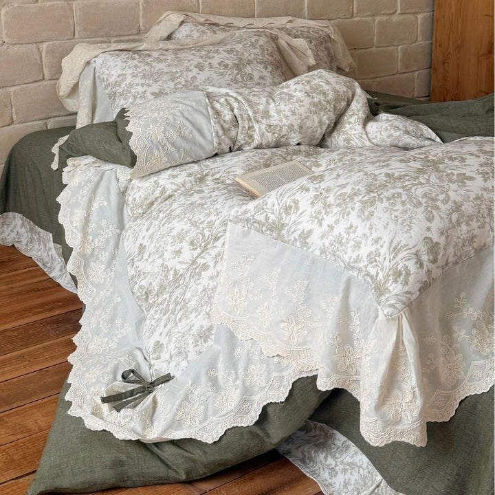Romantisches Bettwäscheset aus Baumwollmix mit floraler Toile‑Optik, besticktem Spitzenvolant und Zierschleifen