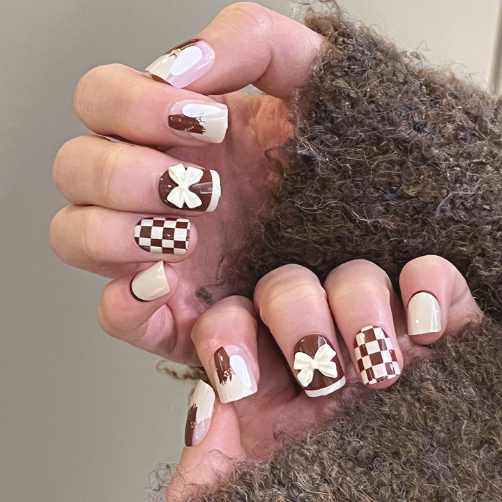 Kreative Nagelkunst mit modernen Mustern und Schleifenmotiven Karnz