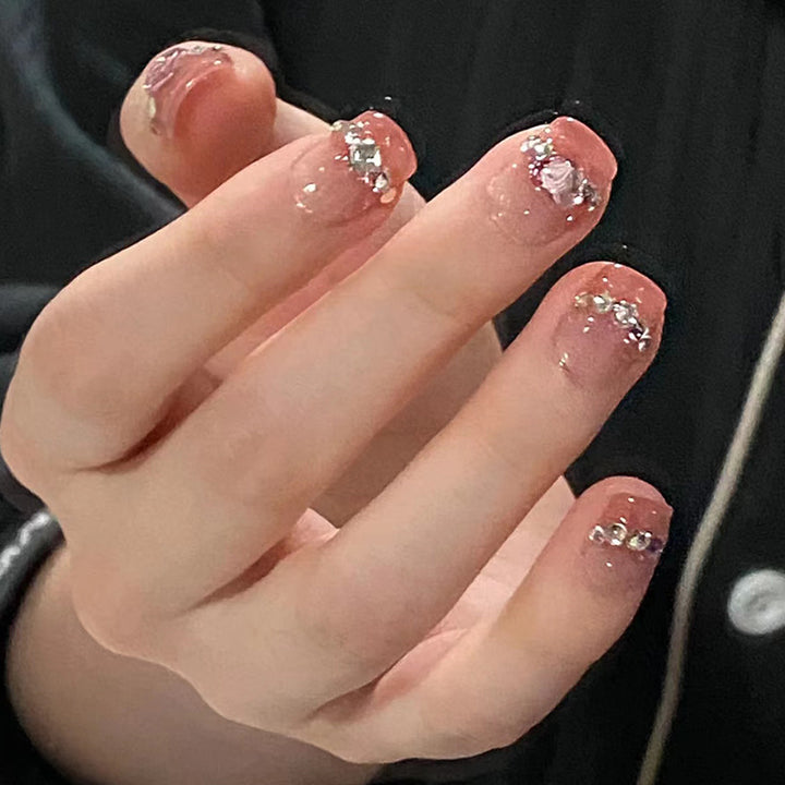 Glamouröse Nail Art mit Strass-Details Karnz