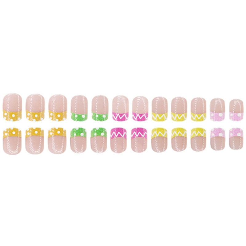 Dekorative French Tip Nagelkunst Karnz