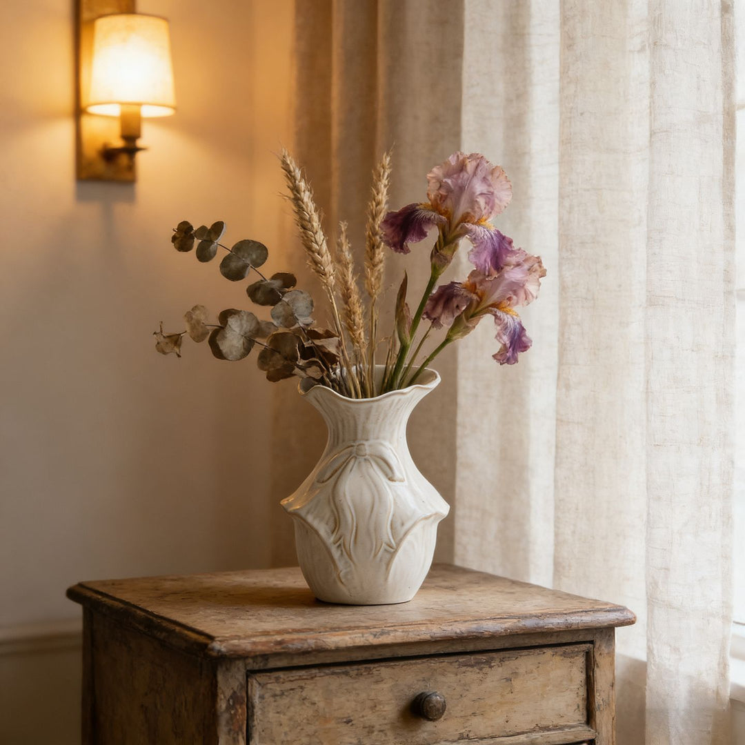 Kleine skulpturale Keramik-Bud-Vase mit organischem Blattrelief