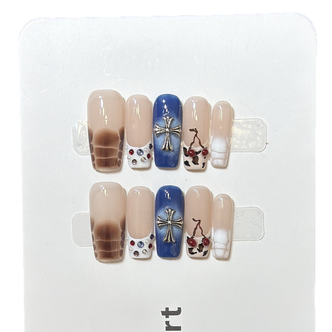 Dekoratives Press-On Nagelkunstset mit einzigartigen grafischen Designs Karnz