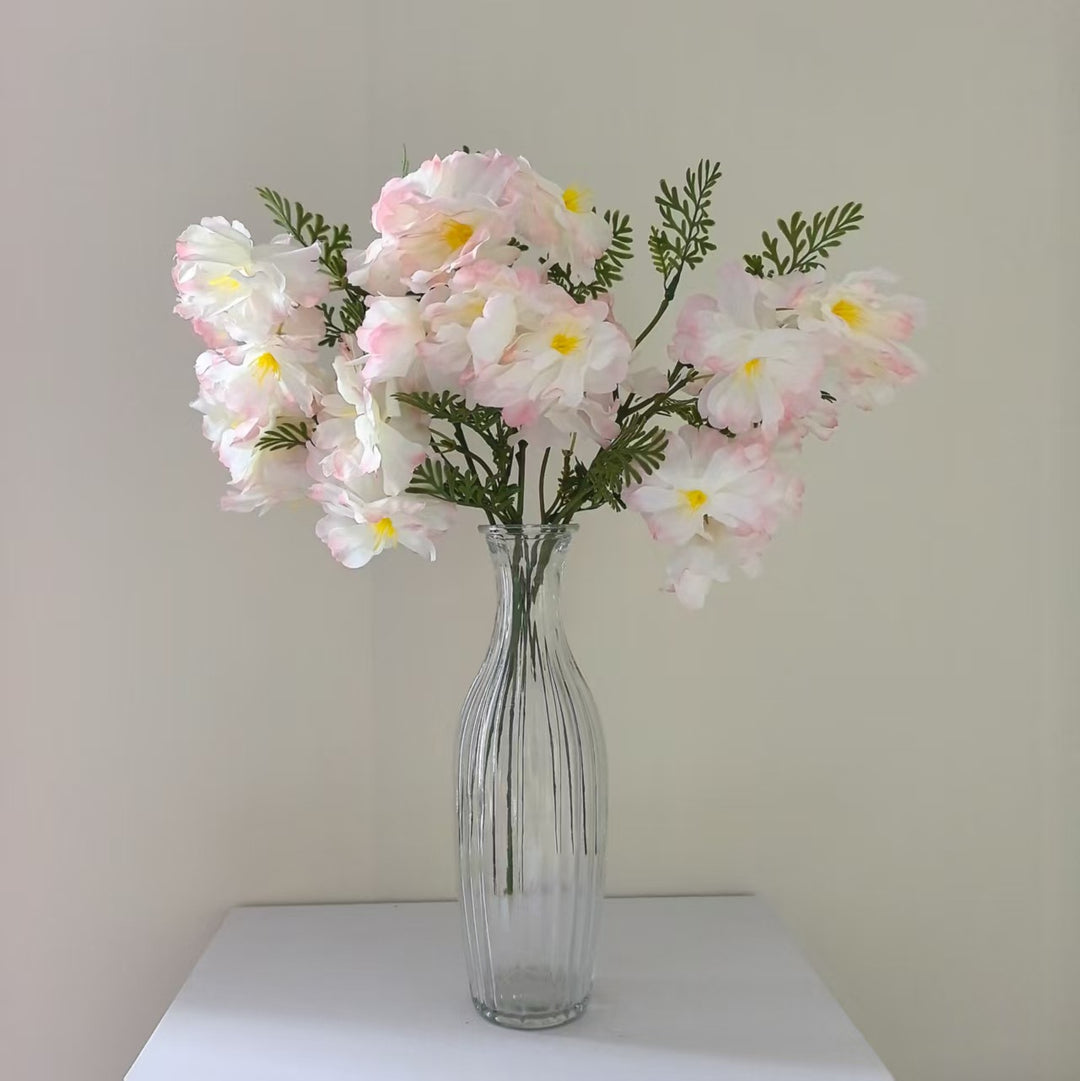Realistische blühende Blumenstängel