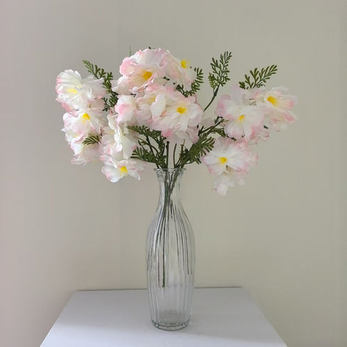 Realistische blühende Blumenstängel