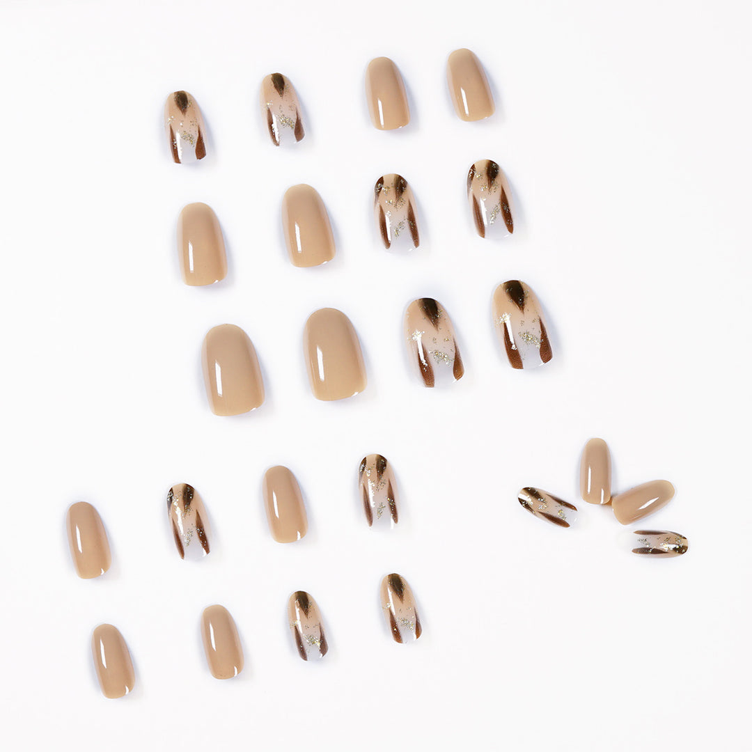 Künstliche Nagelverlängerungen mit modernem Design und Glitzerakzenten Karnz