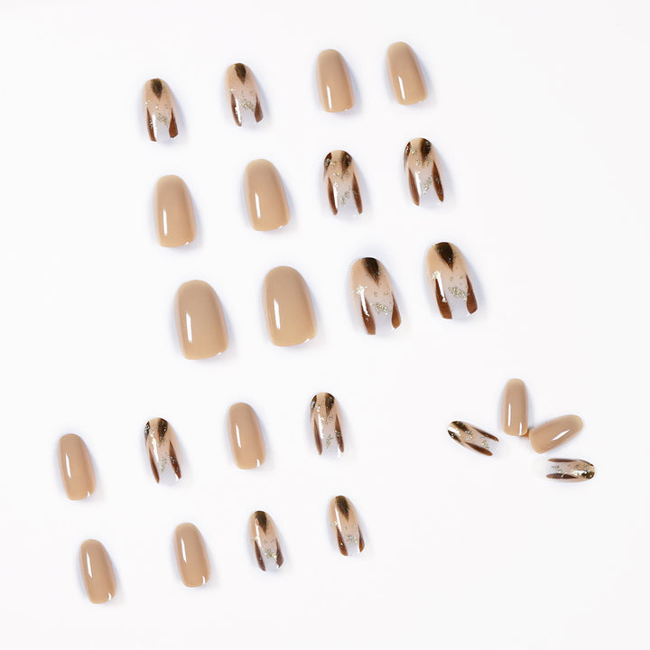 Künstliche Nagelverlängerungen mit modernem Design und Glitzerakzenten Karnz