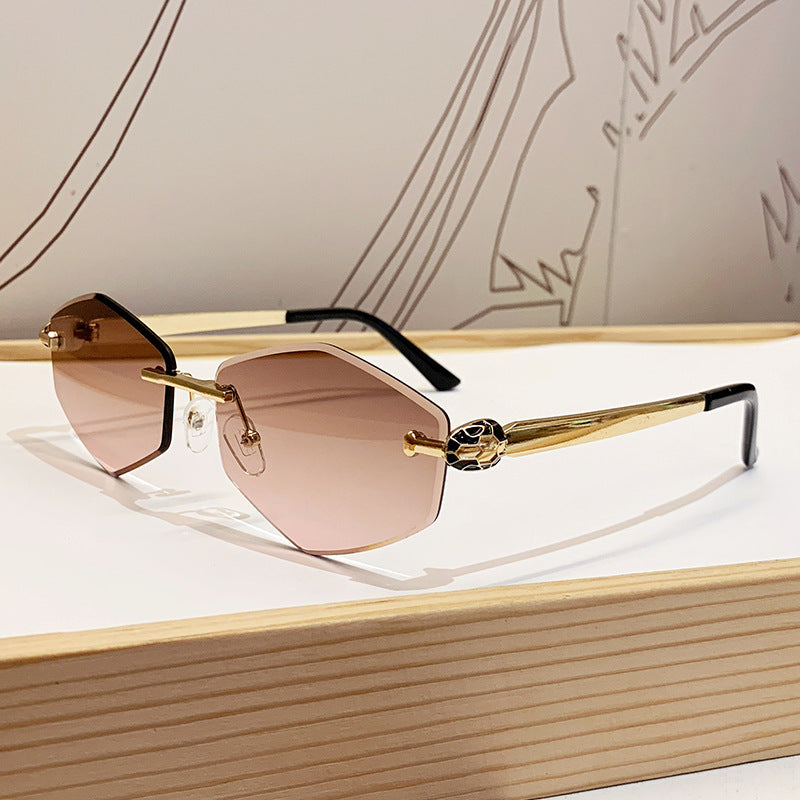 Damen Designer Sonnenbrille mit hexagonalem Rahmen und goldenen Akzenten Karnz