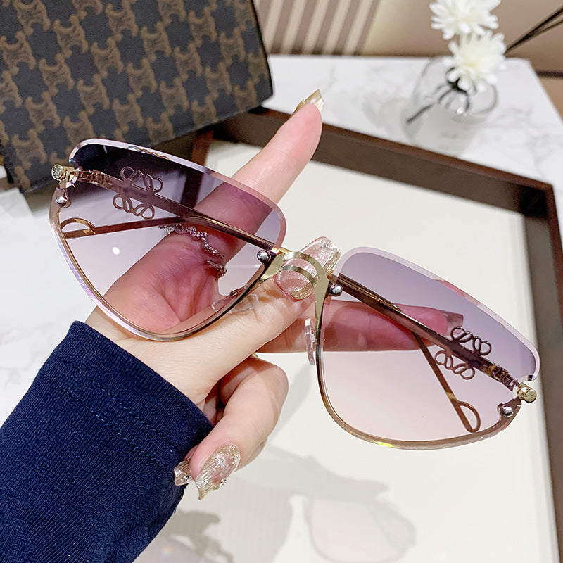 Damen extravagante Sonnenbrille mit modernem, geometrischem Rahmen Karnz