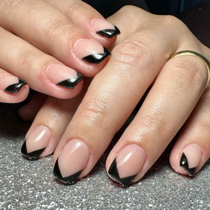 Elegante schwarze French Tip Press-On Nägel Karnz
