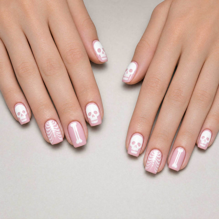 Künstlerisches Totenkopf-Themen-Nageldesign
