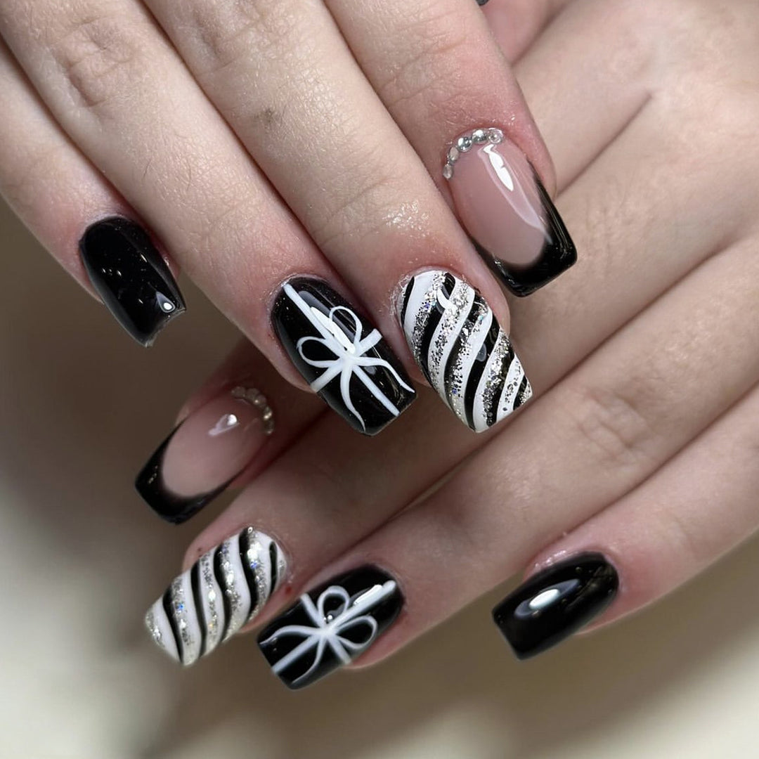 Elegante Schwarz-Weiß Künstliche Nagelverlängerungen Karnz
