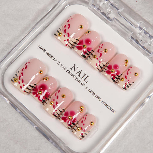 Dekoratives Press-On-Nagelset mit floralen und Schmuckakzenten  1791255047