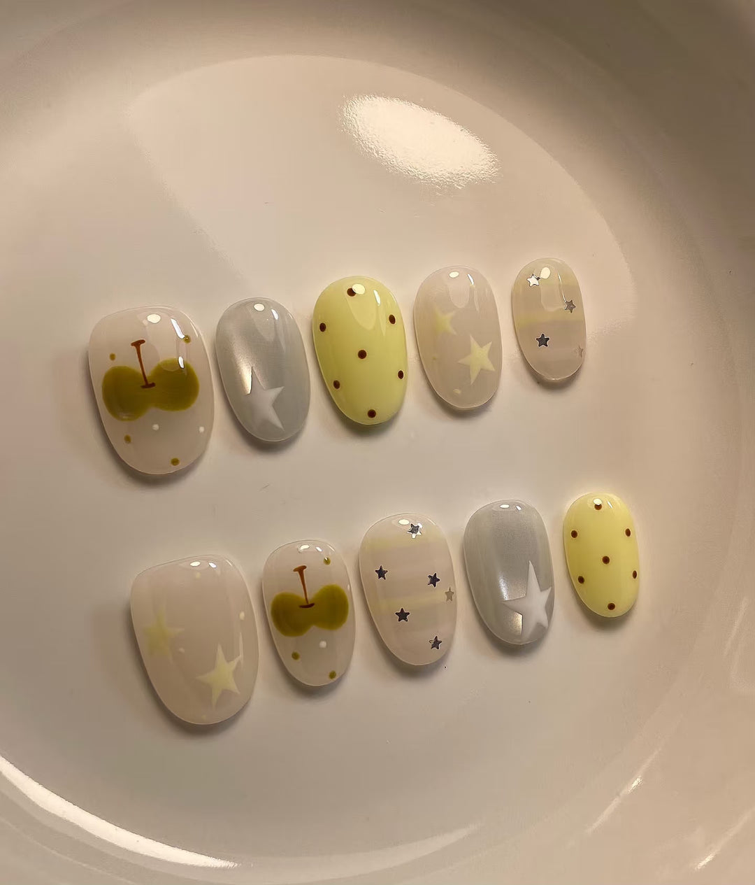 Künstlerisches dekoratives Press-on-Nagelset