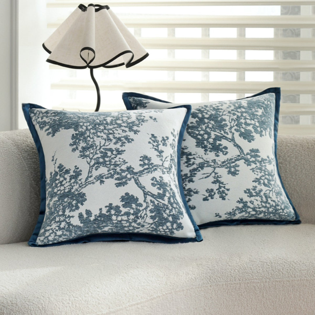 Quadratischer Kissenbezug mit feinem Toile‑Jacquard und seidiger Kederkante Karnz