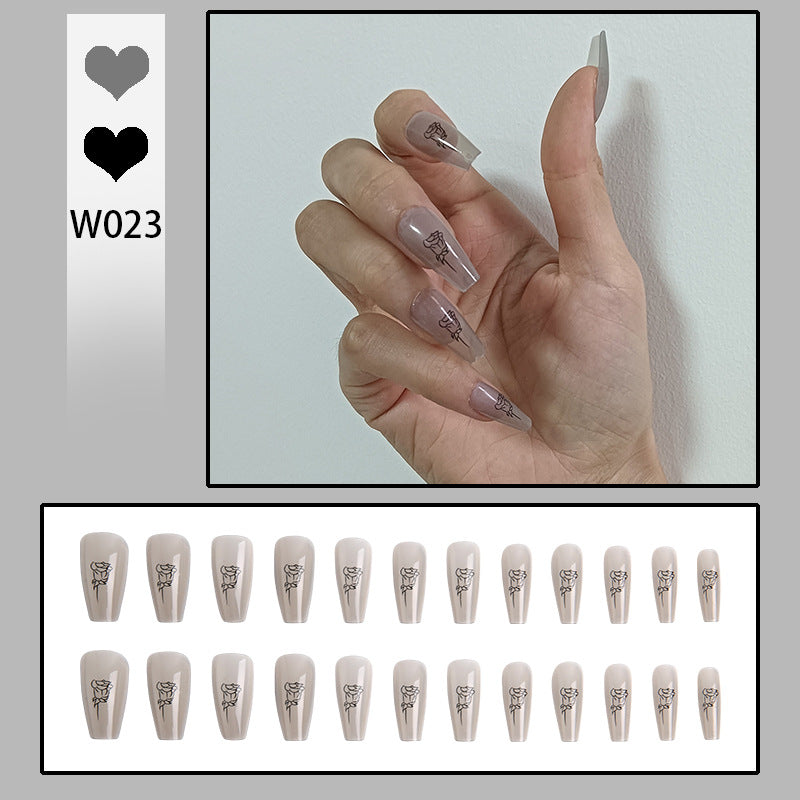 Kunstvolle Nagelspitzen mit Rosenmuster Karnz
