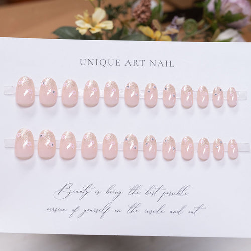 Elegante Nagelkunst mit Strasssteinen