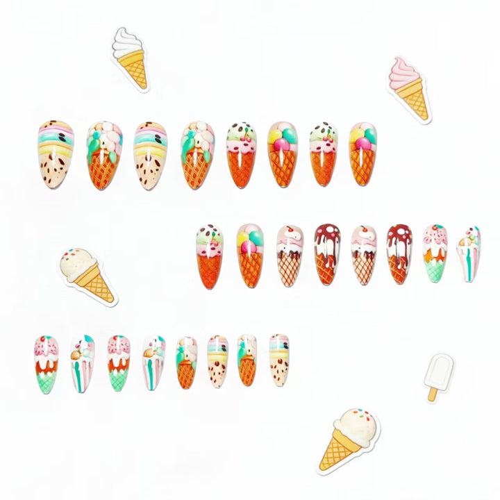 Kreative Kunstnägel mit Eiscreme-Motiv Karnz