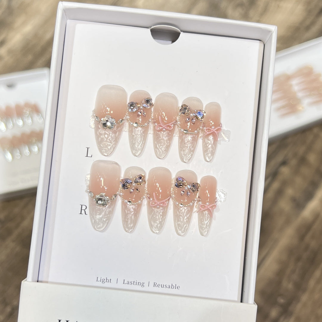 Luxuriöse dekorative Press-On-Nagelspitzen