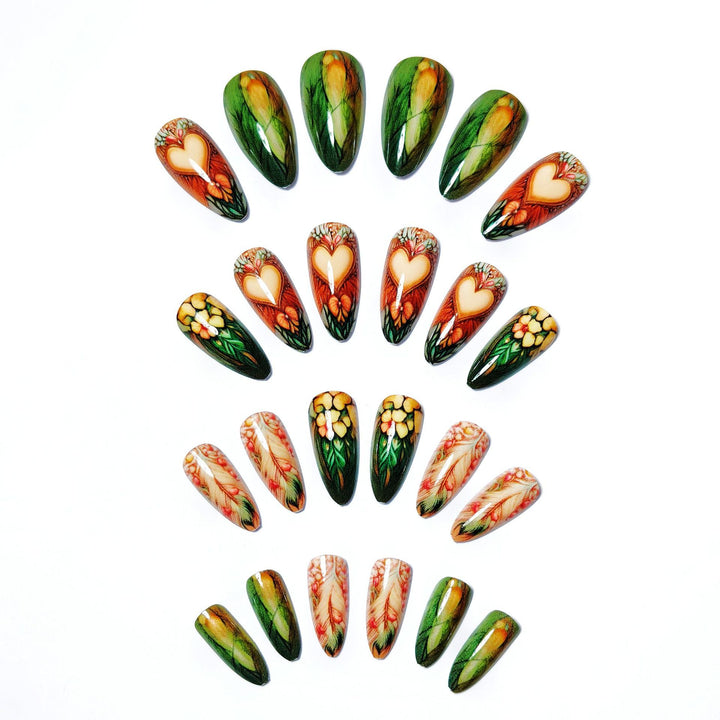 Kunstnägel mit Floralem und Romantischem Herzensdesign Karnz