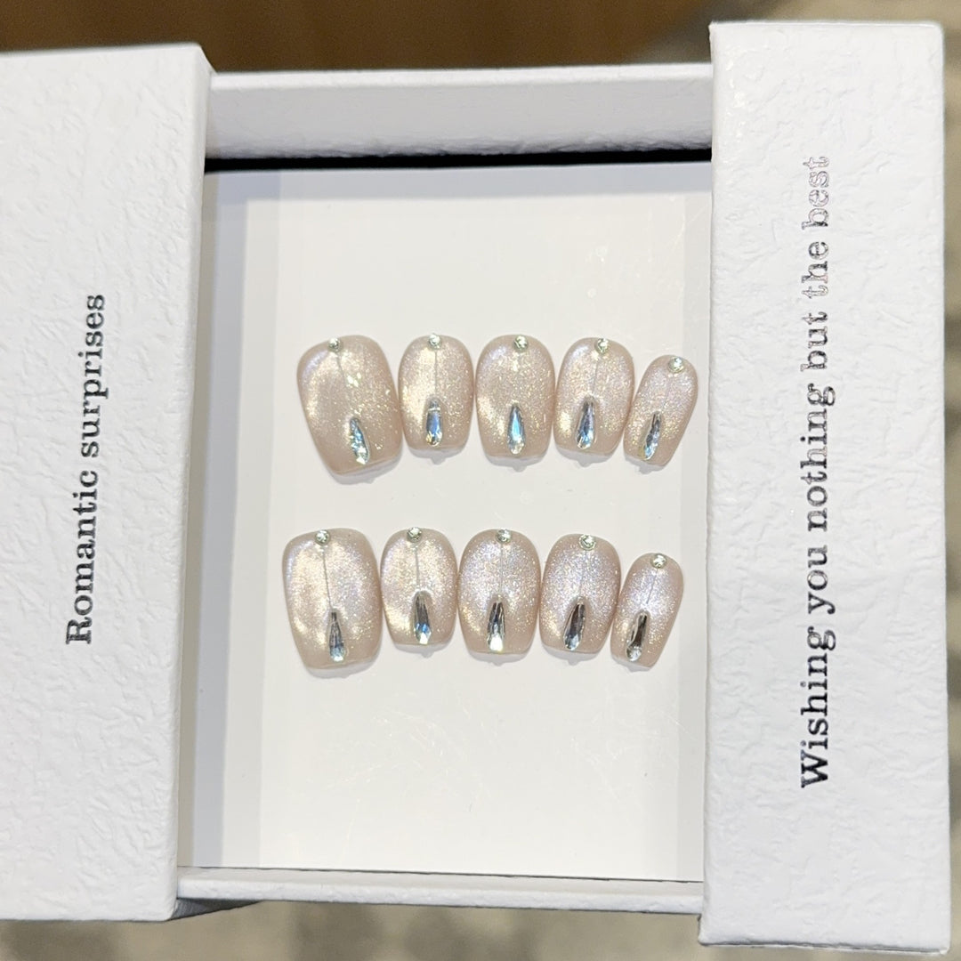 Kunstnägel mit Elegantem Glamour-Design Karnz