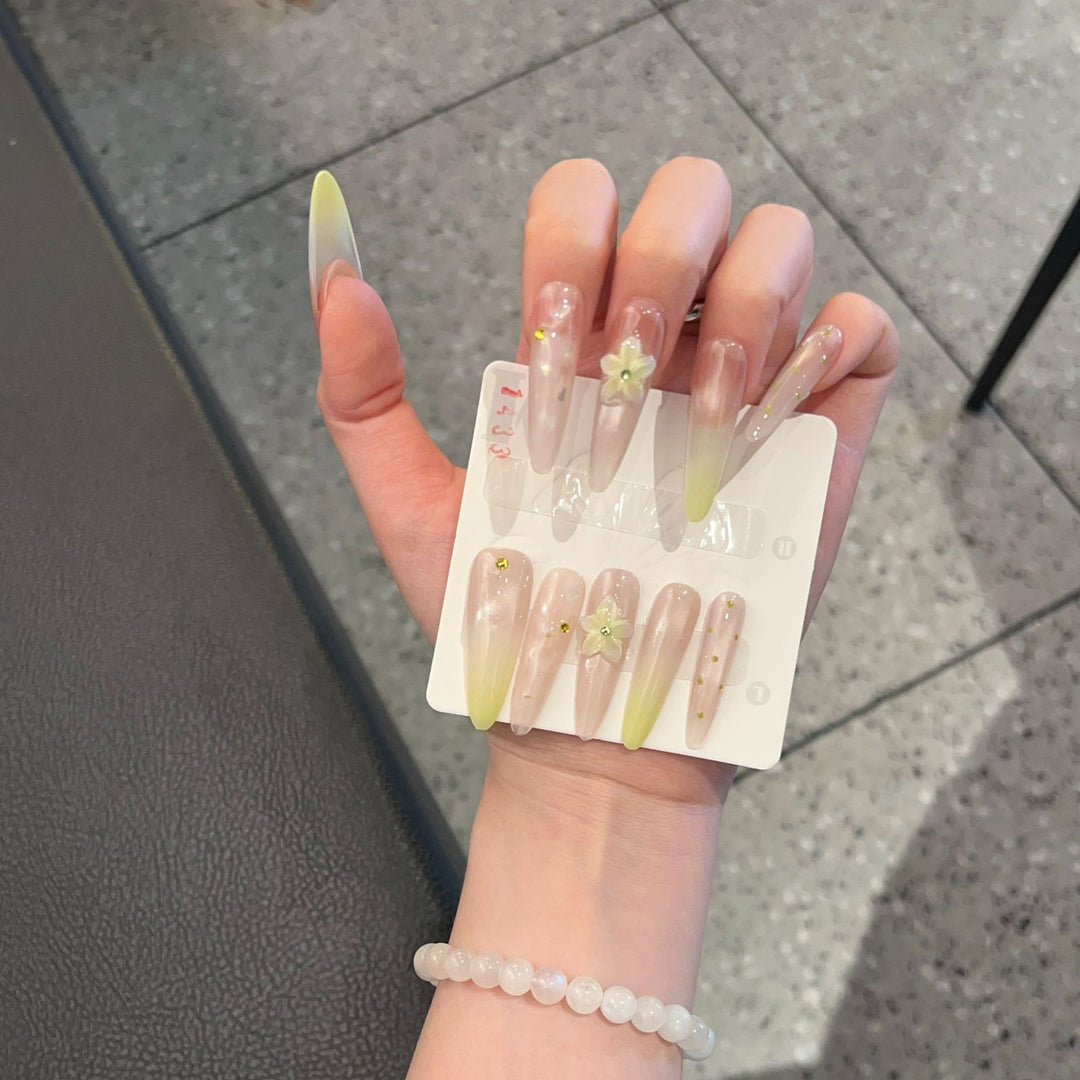 Elegantes langes Stiletto Press-On Nagelkunstset mit floralen Akzenten Karnz