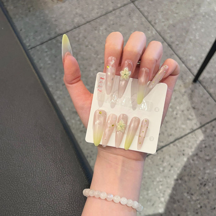 Elegantes langes Stiletto Press-On Nagelkunstset mit floralen Akzenten Karnz