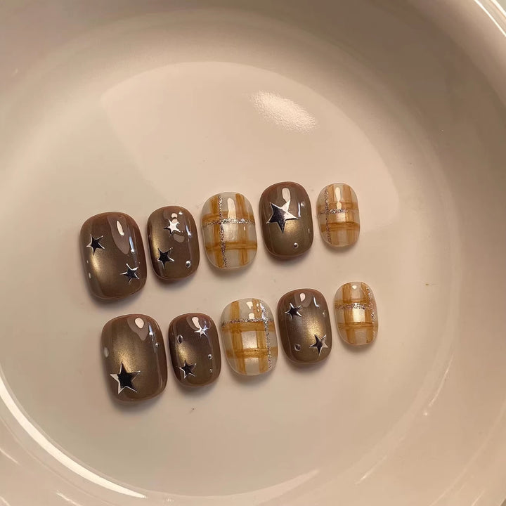 Dekoratives Press-On Nagelkunst-Set mit Stern- und Karomustern