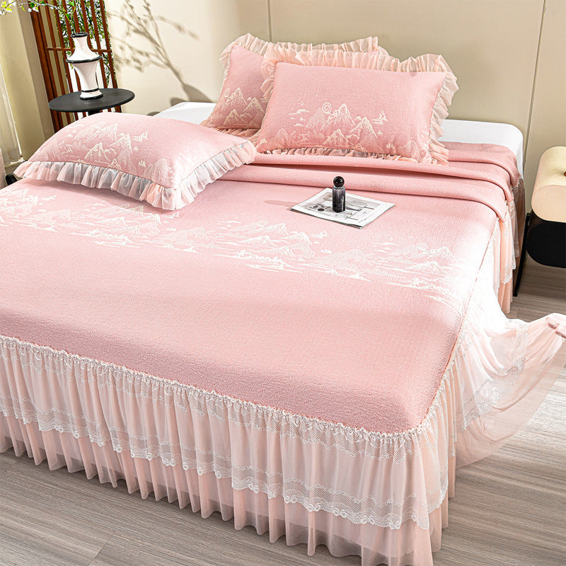 Eleganter Steppbettüberwurf mit Spitzen-Volant und Gebirgsjacquard