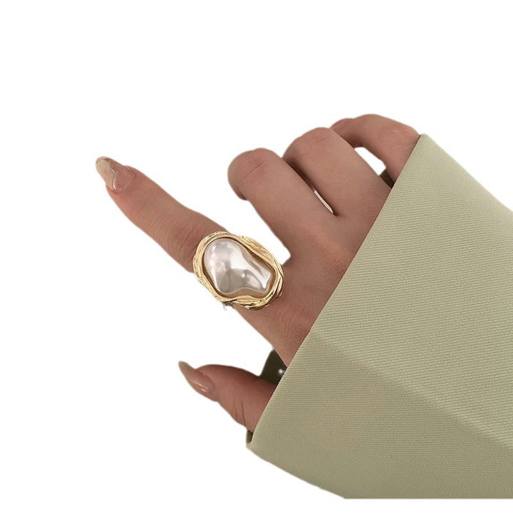 Eleganter Perlring mit Einzigartigem Design Von Karnz