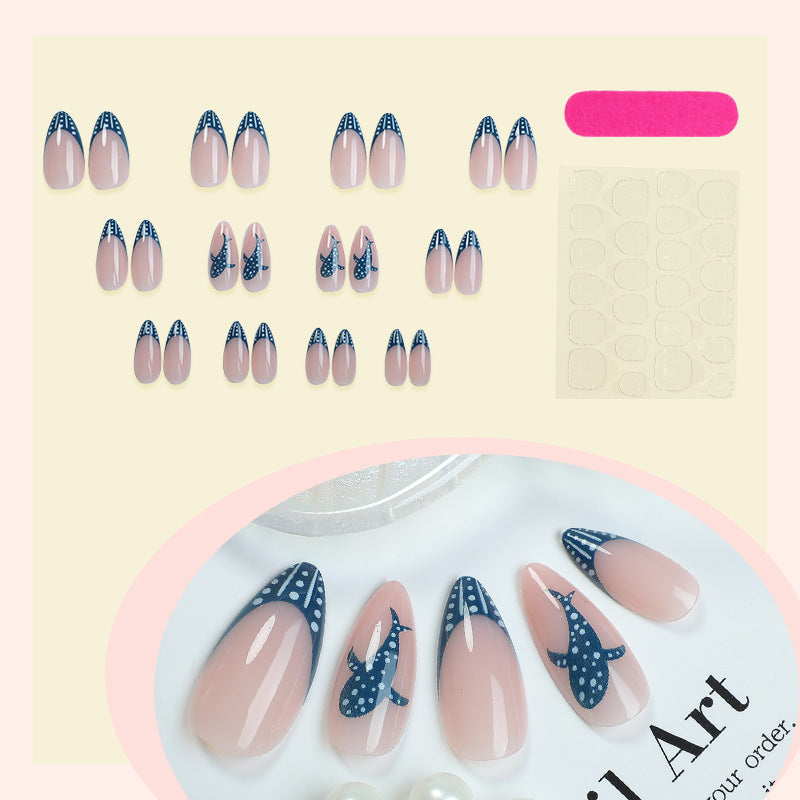 Künstlerisches Press-On-Nagelset mit dekorativem Walfischdesign Karnz