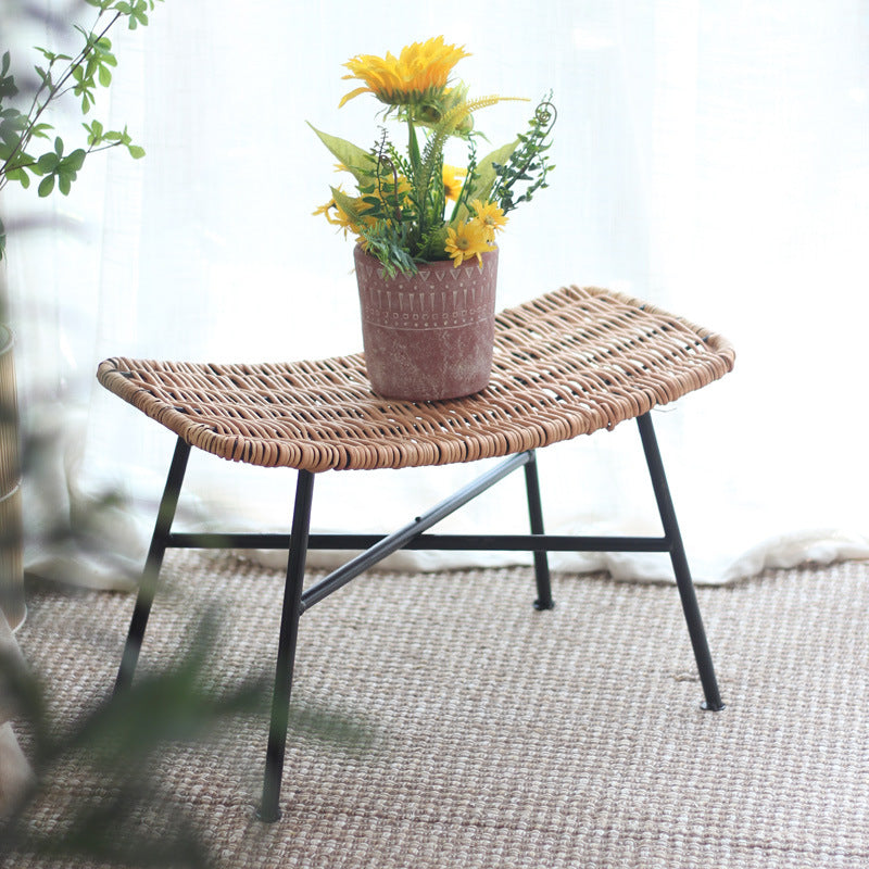 Moderner Hocker aus geflochtenem Rattan Karnz