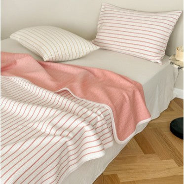 Wendbare Jacquard-Strickdecke mit feinen Streifen & passendem Kissenbezug-Set