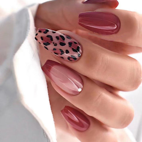 Künstliche Nagelkunst mit eleganten Leopardenmustern Karnz
