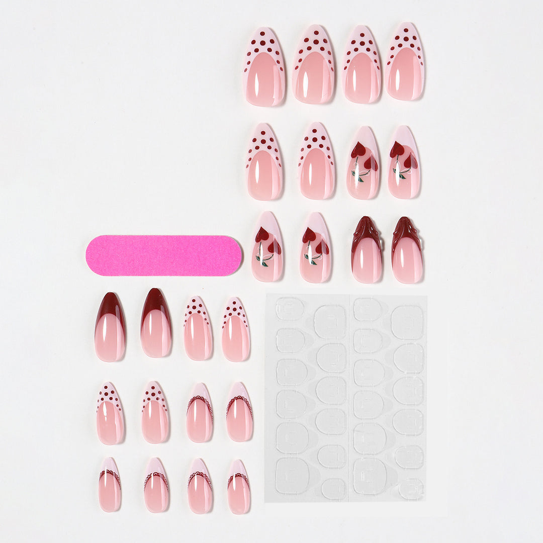 Kreatives Kunstnagelset mit romantischem Herz-Design und verspielten Akzenten Karnz