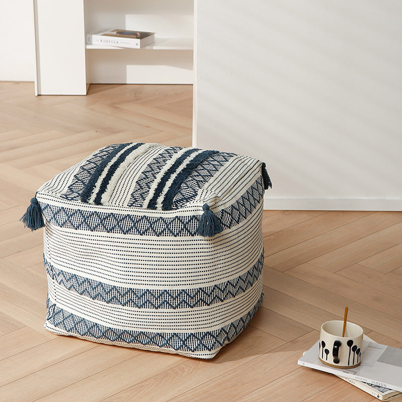 Geflochtener quadratischer Bodensitzpouf mit Quasten und gewebtem Ethno‑Muster