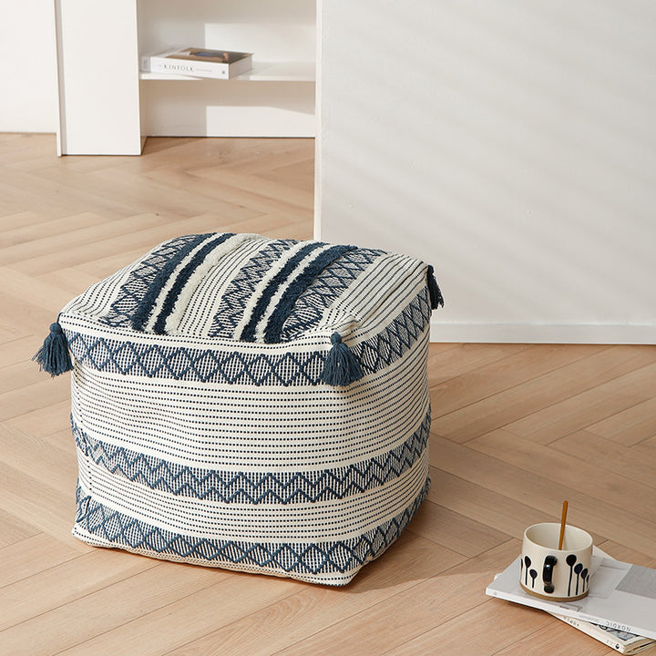 Geflochtener quadratischer Bodensitzpouf mit Quasten und gewebtem Ethno‑Muster