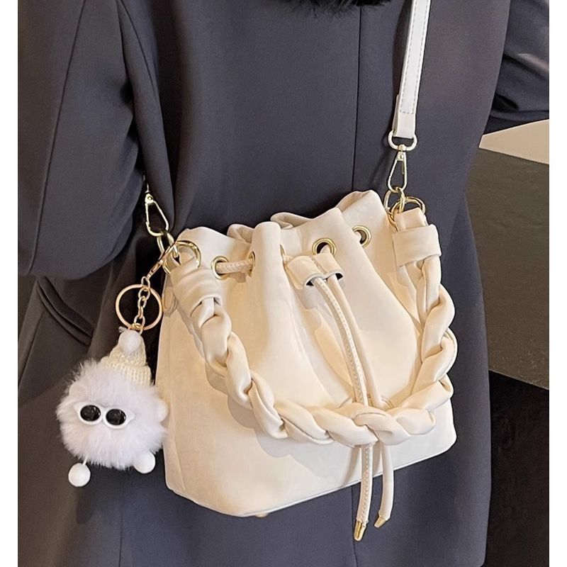 Stylische gehäkelte Schultertasche Karnz