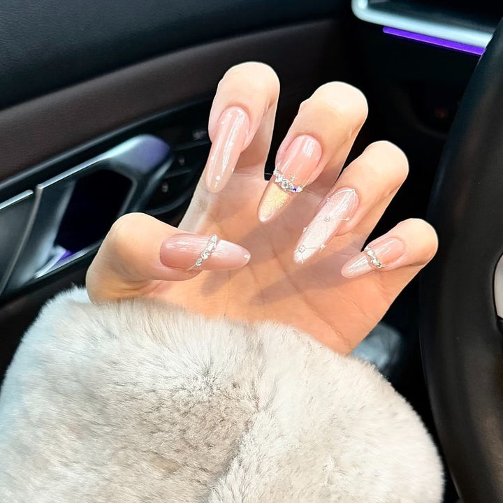 Dekorative Nail Art Extensions mit Strassakzenten