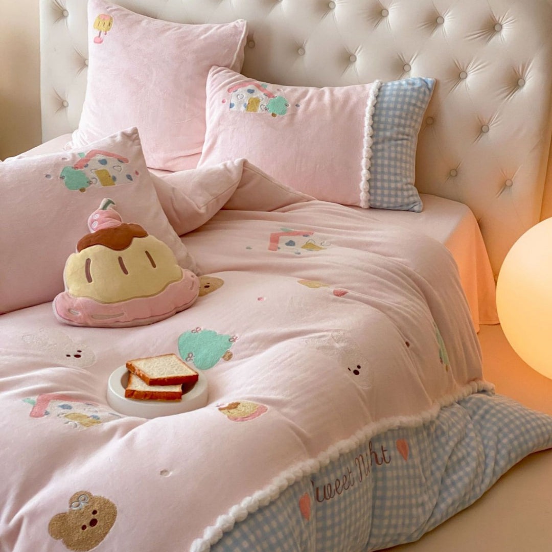 Niedliches besticktes Baumwoll-Bettbezugset mit Pom-Pom-Borte und Gingham-Bettrock