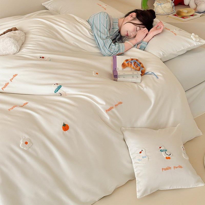Umkehrbare bestickte Baumwollsatin Bettbezug Set mit verspielten Mini-Applikationsmotiven und Oxford Kissenbezügen