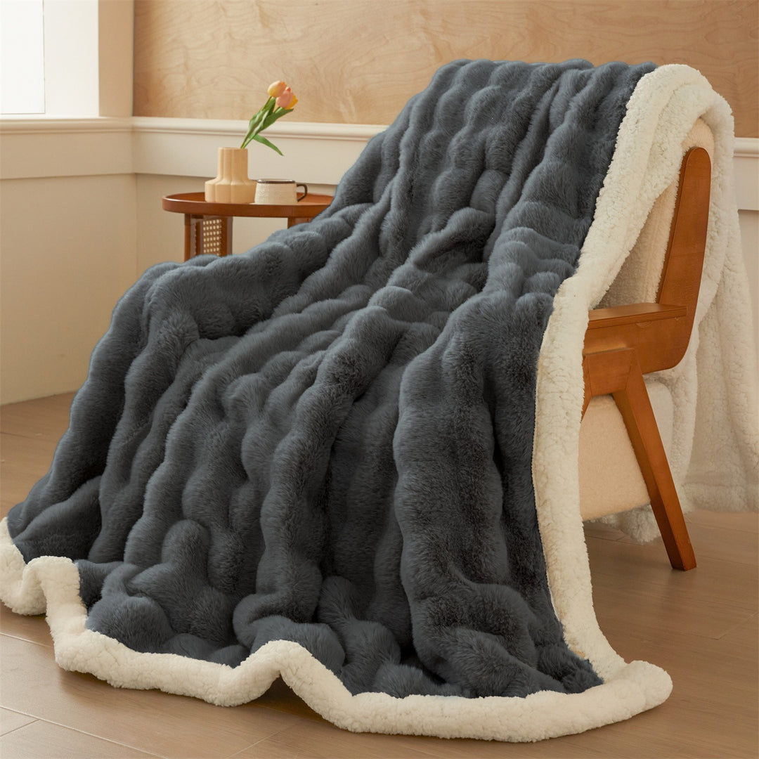 Luxuriöse strukturierte Fleece-Faux-Fur-Decke