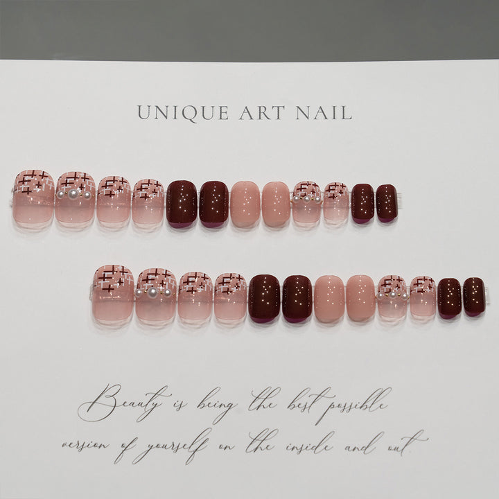 Dekorative Nagelkunst mit Perlelementen