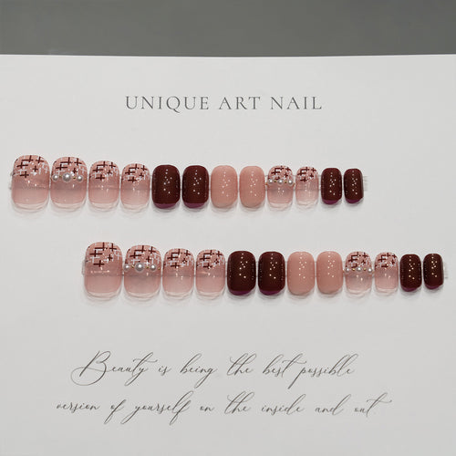 Dekorative Nagelkunst mit Perlelementen