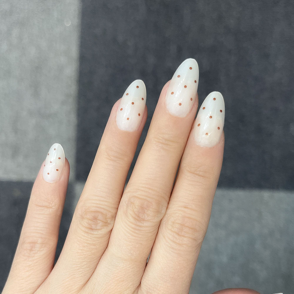 Künstlerisches Press-On Nagelset mit einzigartigem Punktdesign